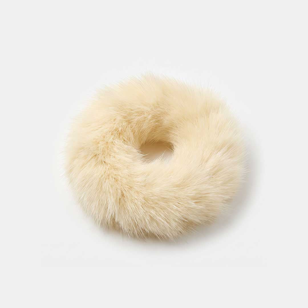 Flauschiges gelbes Haargummi